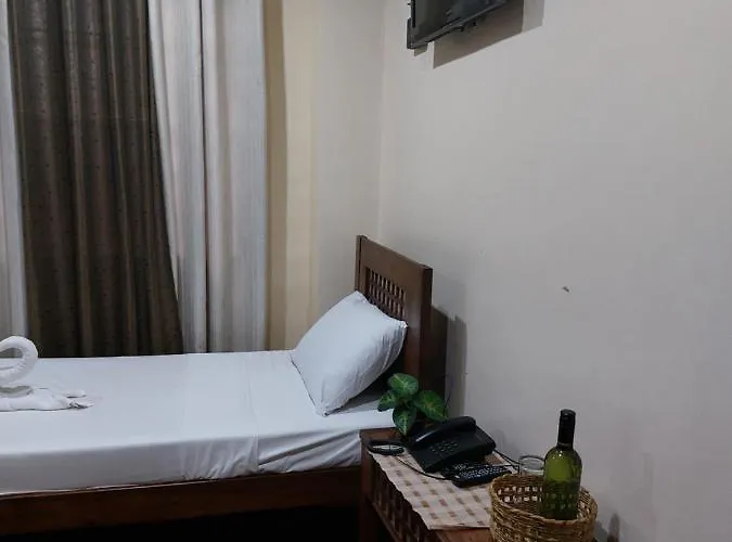 Hotel Makabata & Cafe