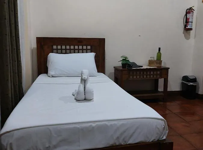 Makabata & Cafe Hotel 3*